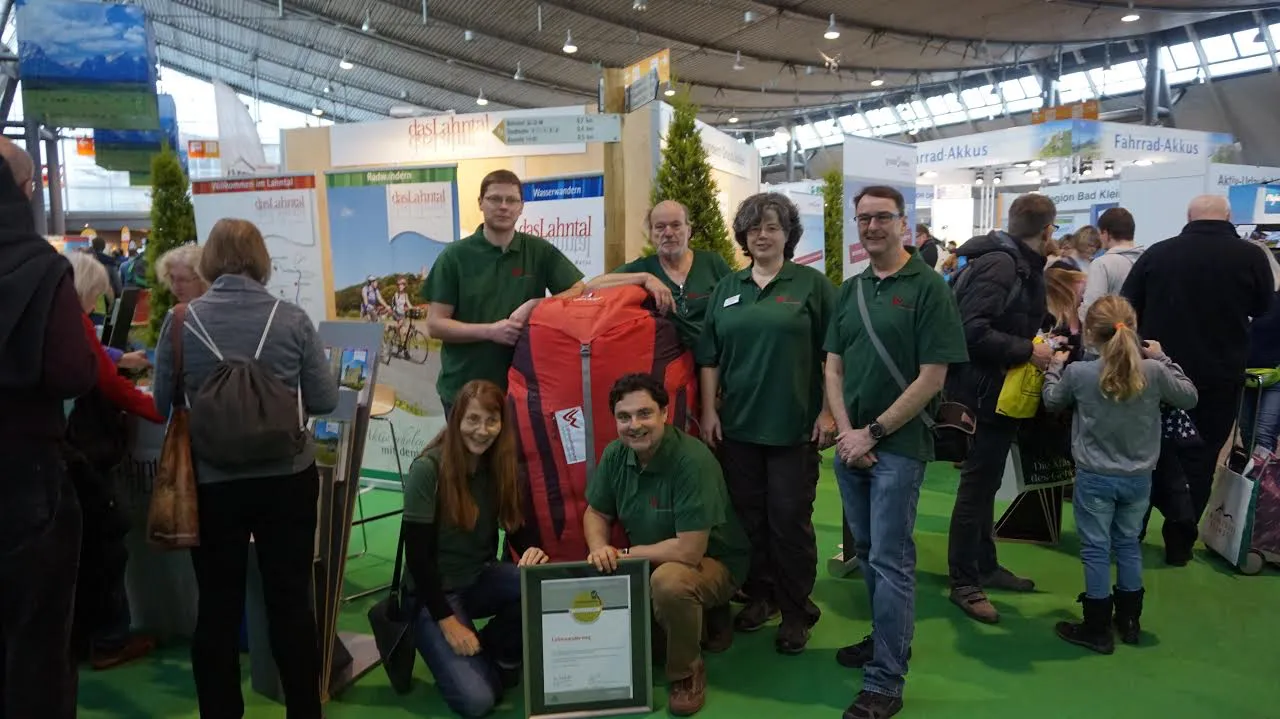 v.l.n.r.: Heike Bader (Landkreis Gießen), Lars Wittmaack (WFG Limburg- Weilburg-Diez), Armin Feulner (Marburg Stadt und Land Tourismus),  Burghard Langefeld (Oberhessicher Gebirgsverein), Susanne Groos (LTV),  Jörg Thamer (Wegepate und Wanderblogger). Foto: Lahntal Tourismus Verband e.V.